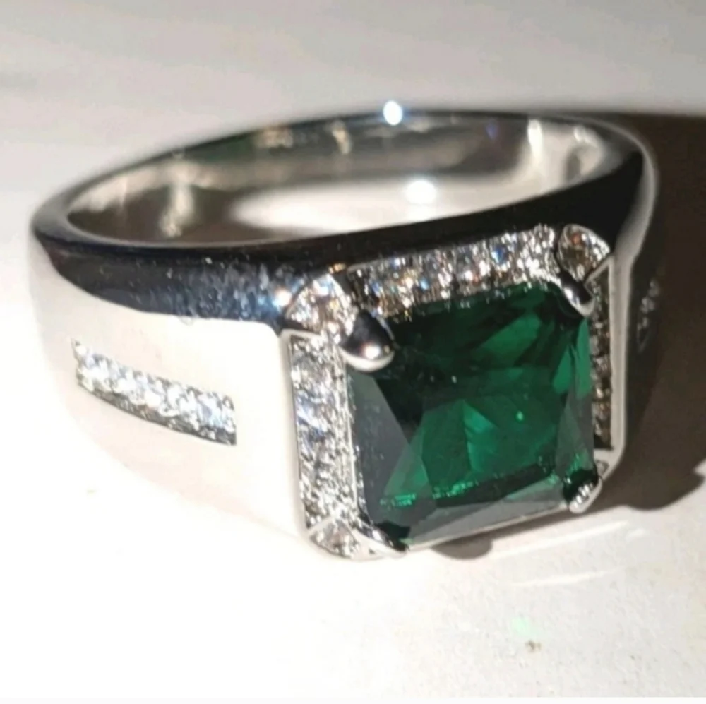 Elegant Silvery and Green Lab Created Diamond Ring Sz 9